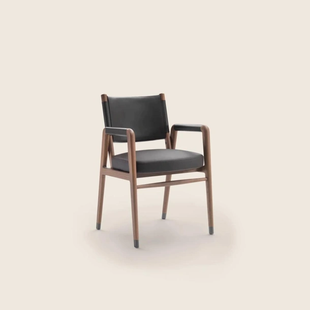 Sedia Ortigia SH in cuoio con struttura in legno massello di Flexform