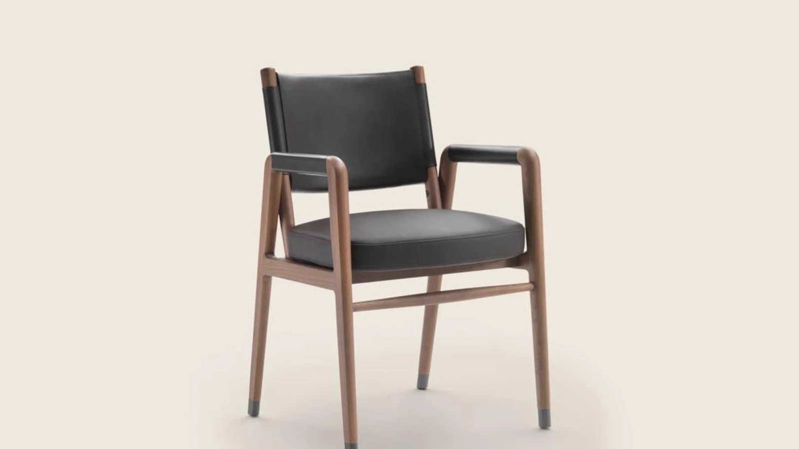 Sedia Ortigia SH in cuoio con struttura in legno massello di Flexform