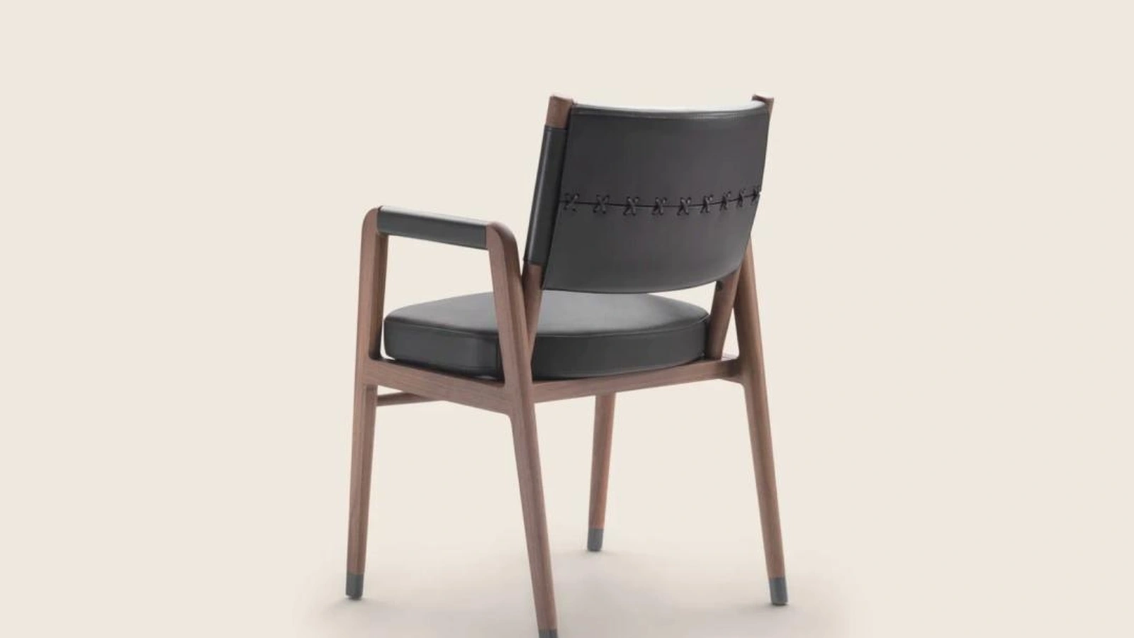 Sedia Ortigia SH in cuoio con struttura in legno massello di Flexform