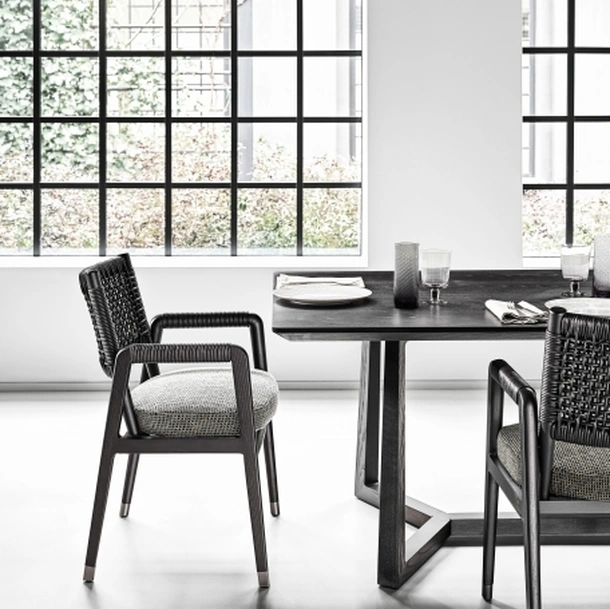 Sedia Ortigia con struttura in legno massello con schienale in cuoio intrecciato e seduta in tessuto imbottito di Flexform