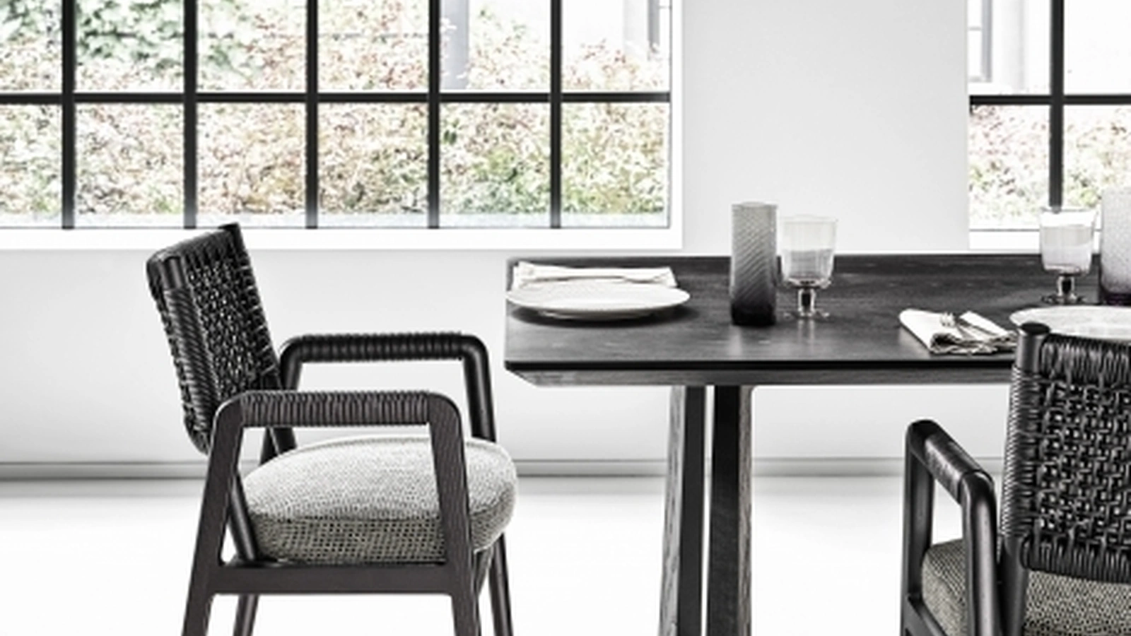 Sedia Ortigia con struttura in legno massello con schienale in cuoio intrecciato e seduta in tessuto imbottito di Flexform