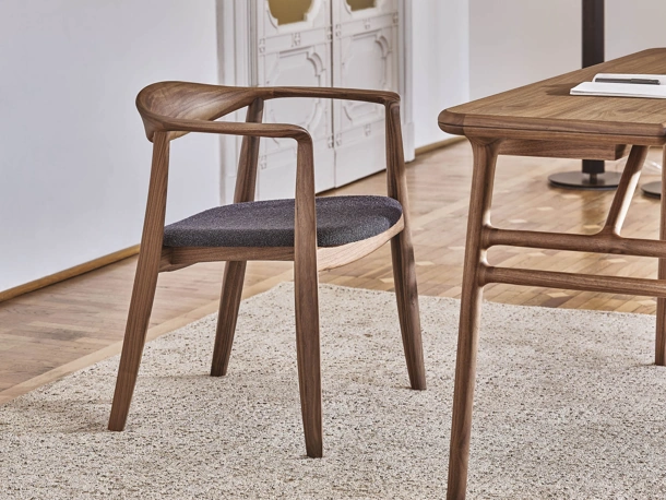 Sedia Frida in legno con seduta imbottita di Porada