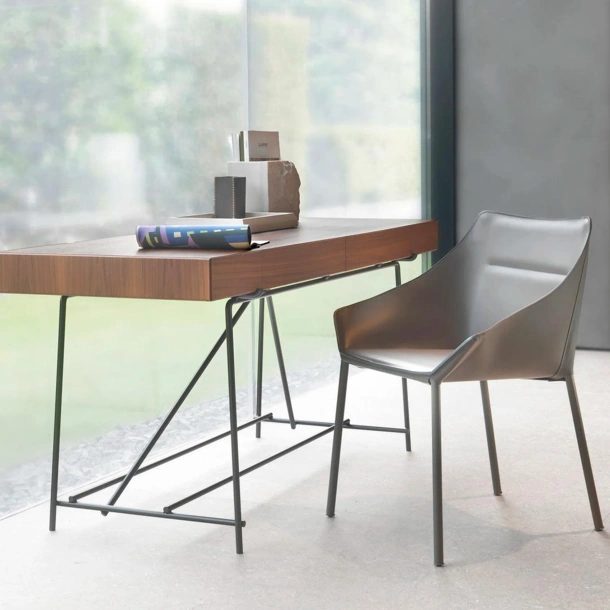 Sedia Haiku in cuoio con struttura in metallo di Flexform