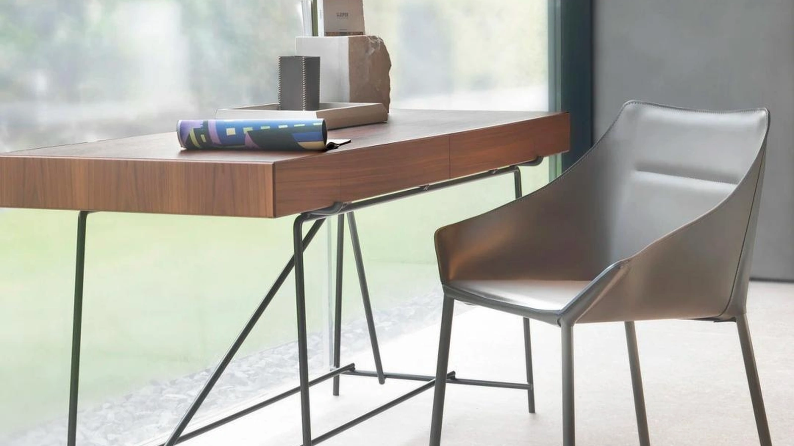 Sedia Haiku in cuoio con struttura in metallo di Flexform