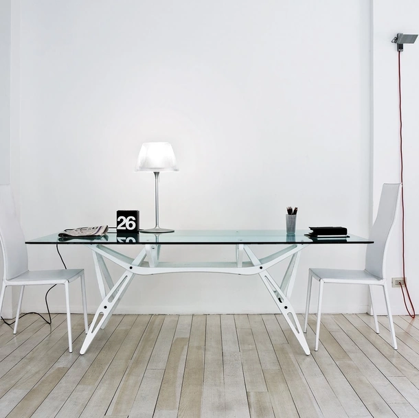 Sedia con schienale alto rivestita in pelle bianca con struttura in alluminio Lealta di Zanotta
