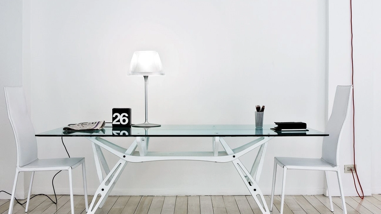 Sedia con schienale alto rivestita in pelle bianca con struttura in alluminio Lealta di Zanotta