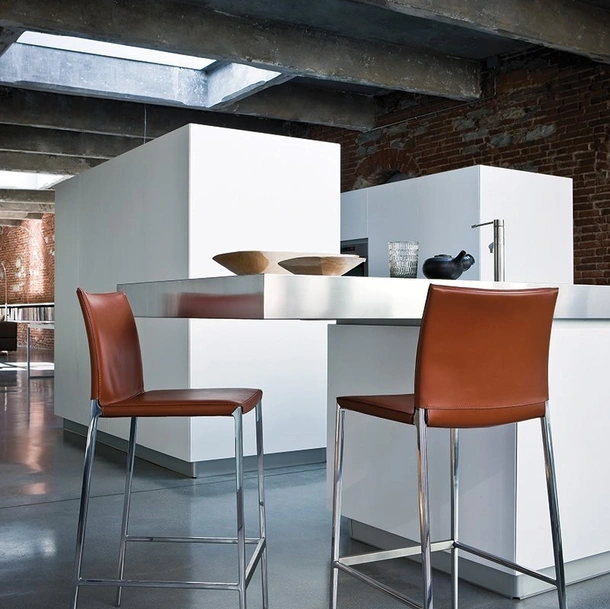 Sgabello in cuoio con struttura in lega di alluminio Lio - Leo Stool di Zanotta
