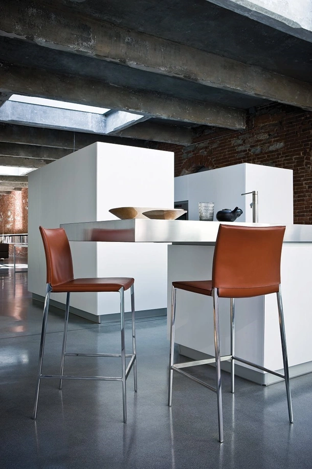 Sgabello in cuoio con struttura in lega di alluminio Lio - Leo Stool di Zanotta