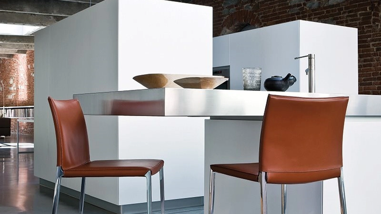 Sgabello in cuoio con struttura in lega di alluminio Lio - Leo Stool di Zanotta