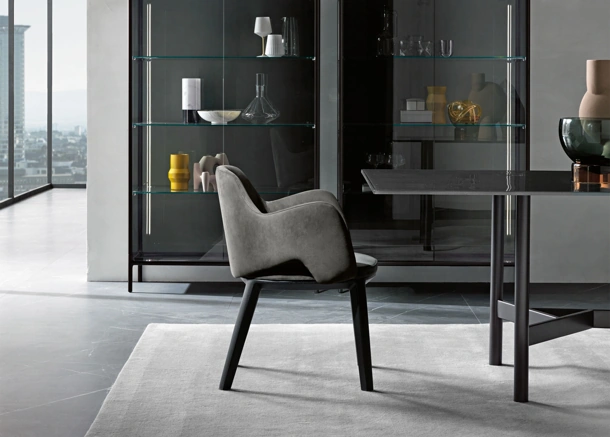 Sedia Newton rivestita in pelle Nubuck con struttura in legno massello di Fiam