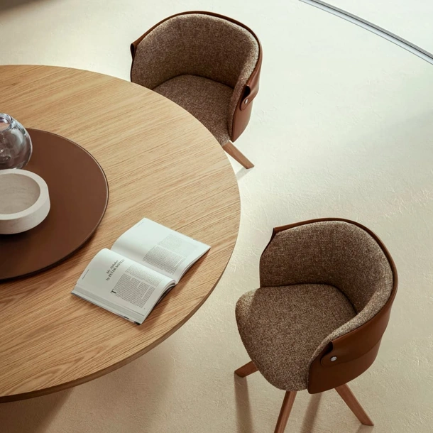 Sedia Ozzy in tessuto e cuoio con gambe in legno di Flexform