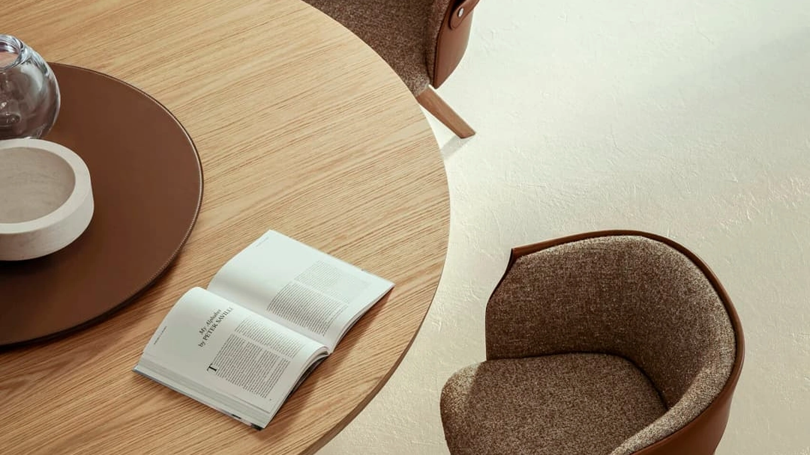 Sedia Ozzy in tessuto e cuoio con gambe in legno di Flexform