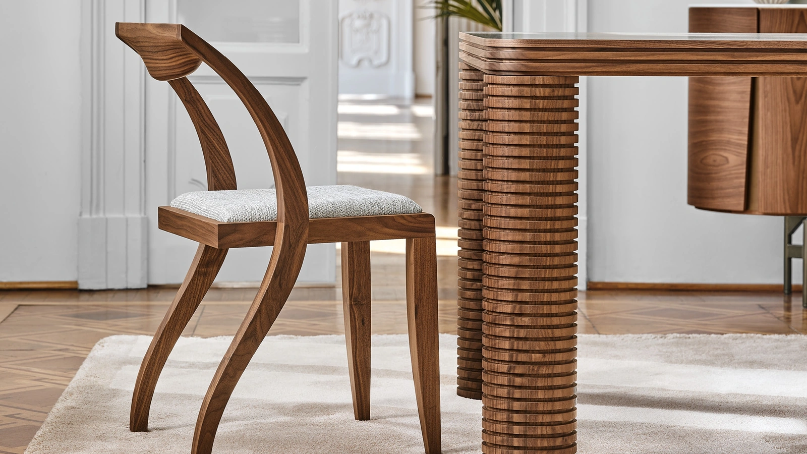 Sedia di design in legno massello con seduta imbottita e rivestita in tessuto Arlekin di Porada