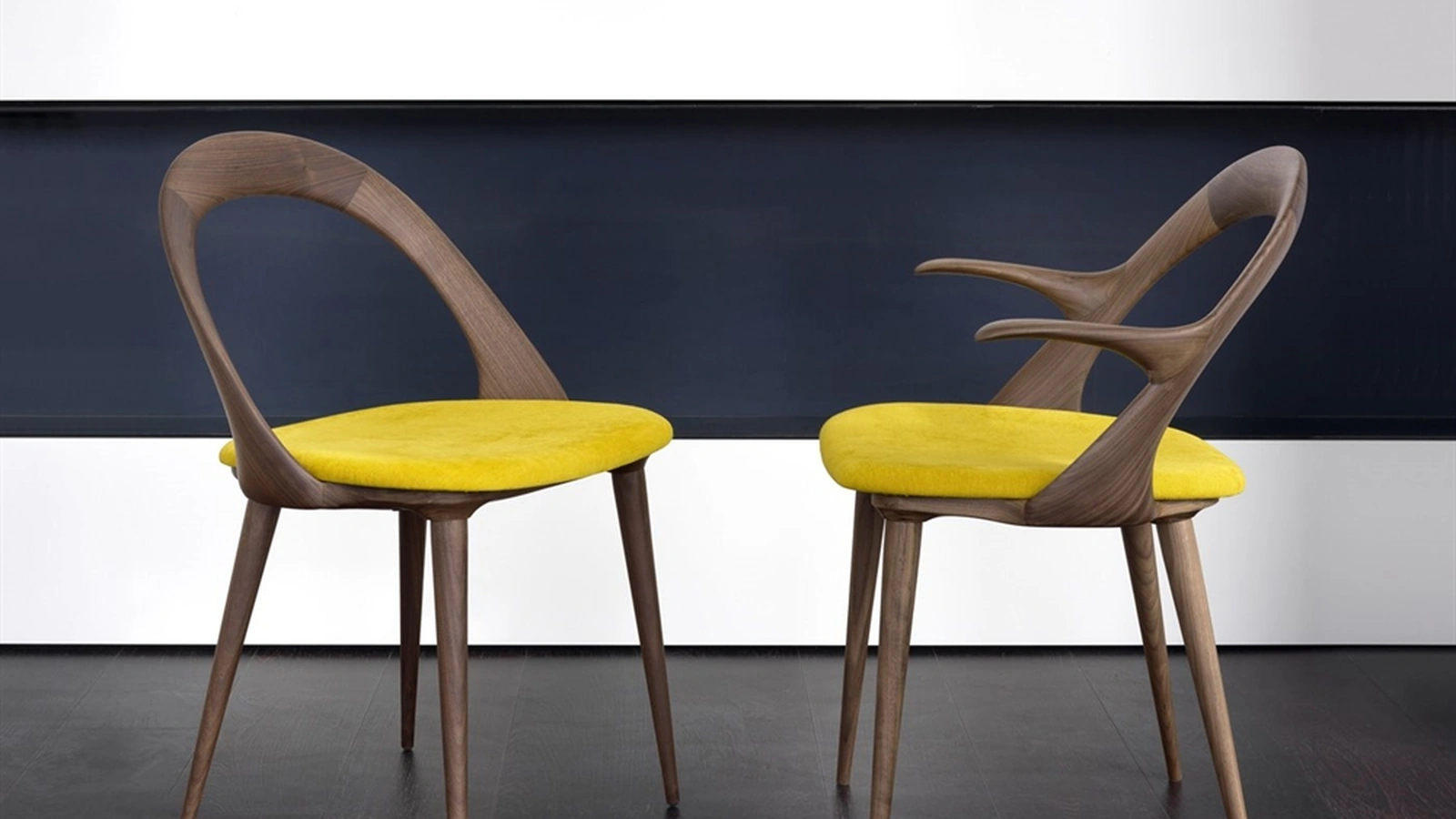 Sedia di design in legno massello con seduta rivestita in tessuto Ester di Porada