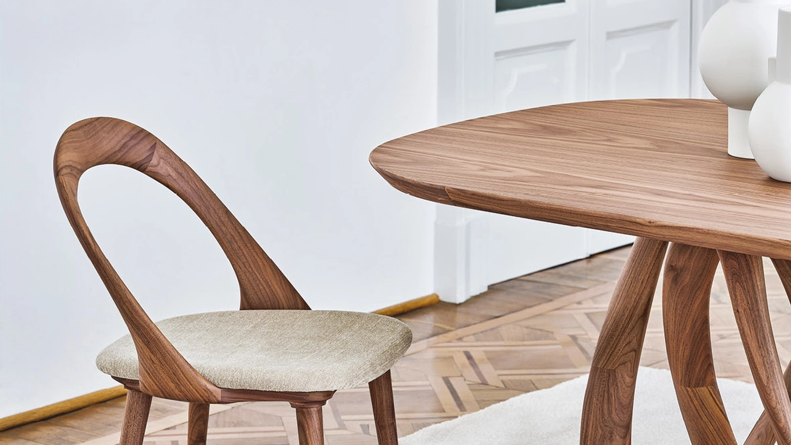 Sedia di design in legno massello con seduta rivestita in tessuto Ester di Porada