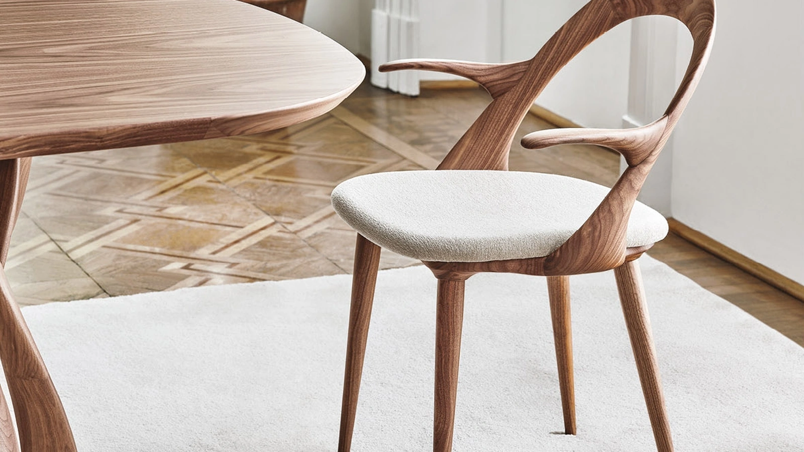 Sedia di design in legno massello con seduta rivestita in tessuto Ester di Porada
