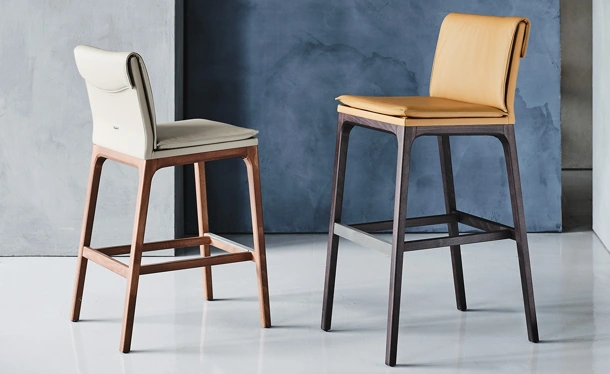 Sgabello in ecopelle con struttura in legno Sofia di Cattelan Italia