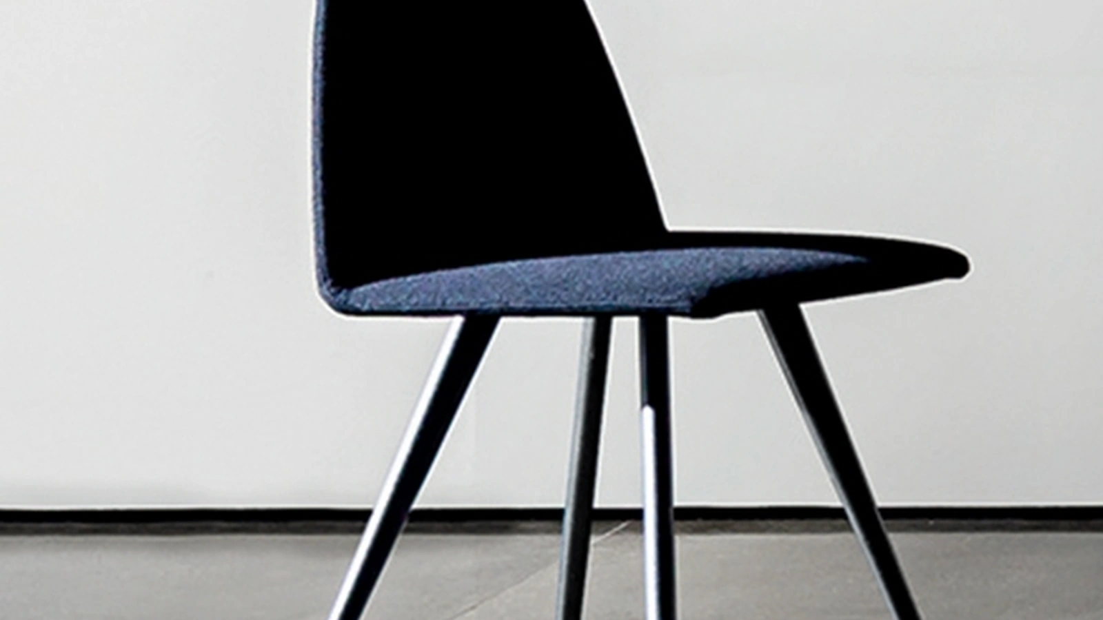 Sedia Sila Cone Shaped in tessuto con gambe in metallo laccato di Sovet