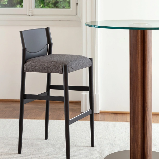 Sgabello Sveva Stool in cuoietto e tessuto di Porada
