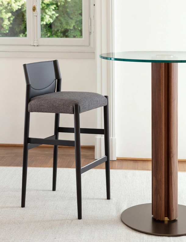 Sgabello Sveva Stool in cuoietto e tessuto di Porada