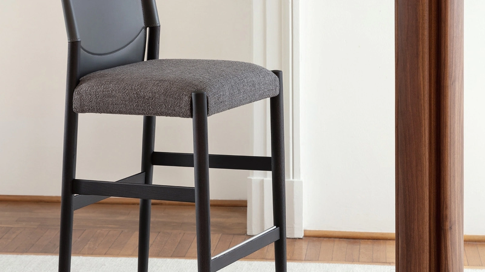 Sgabello Sveva Stool in cuoietto e tessuto di Porada