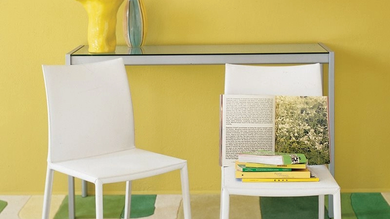Sedia con stuttura in alluminio rivestita in pelle bianca senza braccioli Lea di Zanotta