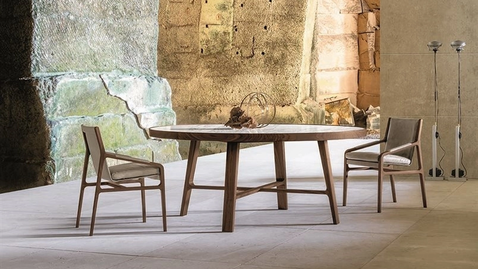 Tavolo rotondo con piano in marmo e struttura in legno Compass di Alivar