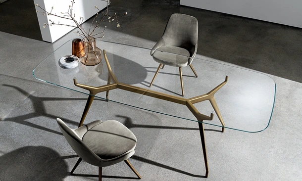 Tavolo Arkos Shaped 02 con top in vetro trasparente e struttura in alluminio di Sovet