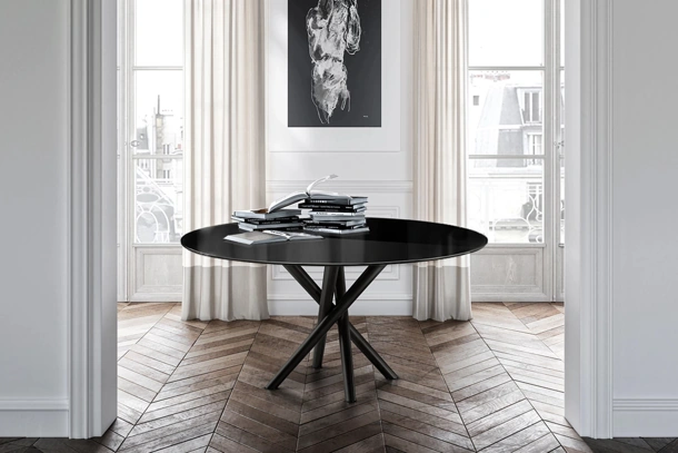 Tavolo rotondo Baly con top in cristallo di Eforma