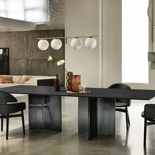 Tavolo Big Wave con top in vetro spatolato Ecomalta di Fiam