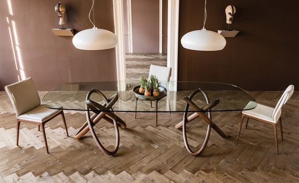 Tavolo con top in vetro e sostegno in legno Carioca di Cattelan Italia