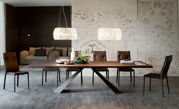 Tavolo con gambe in acciaio e piano in legno Eliot Wood di Cattelan Italia