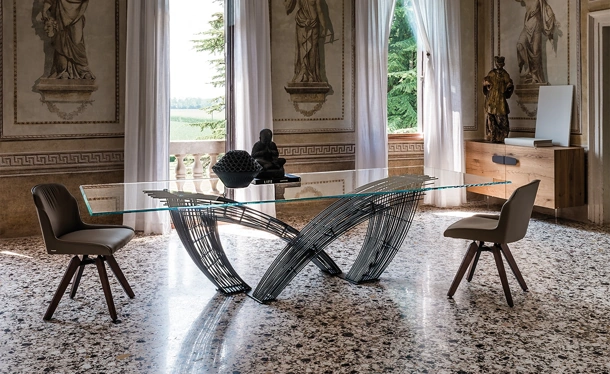 Tavolo in vetro con gambe intrecciate Hystrix di Cattelan Italia