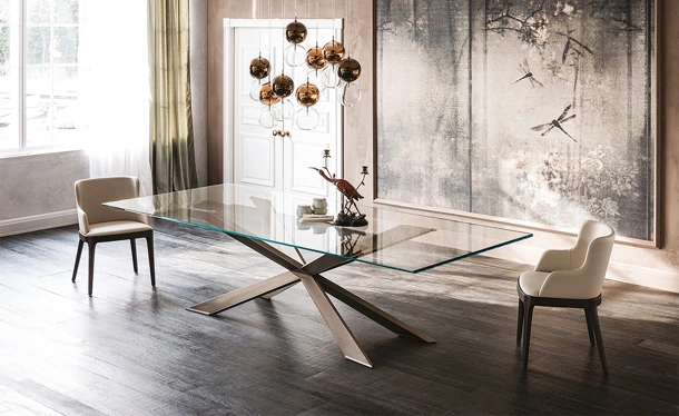 Tavolo con piano in cristallo e base in acciaio Spyder di Cattelan Italia
