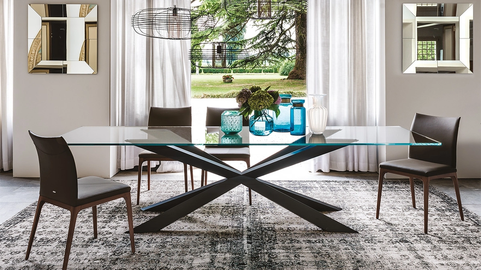Tavolo con piano in cristallo e base in acciaio Spyder di Cattelan Italia