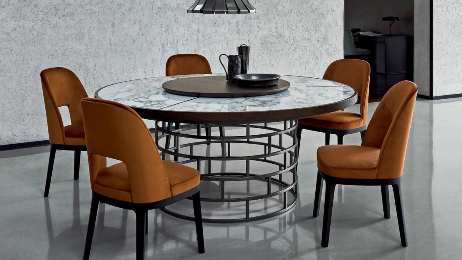 Tavolo rotondo con piano in marmo e legno Crown di Flexform