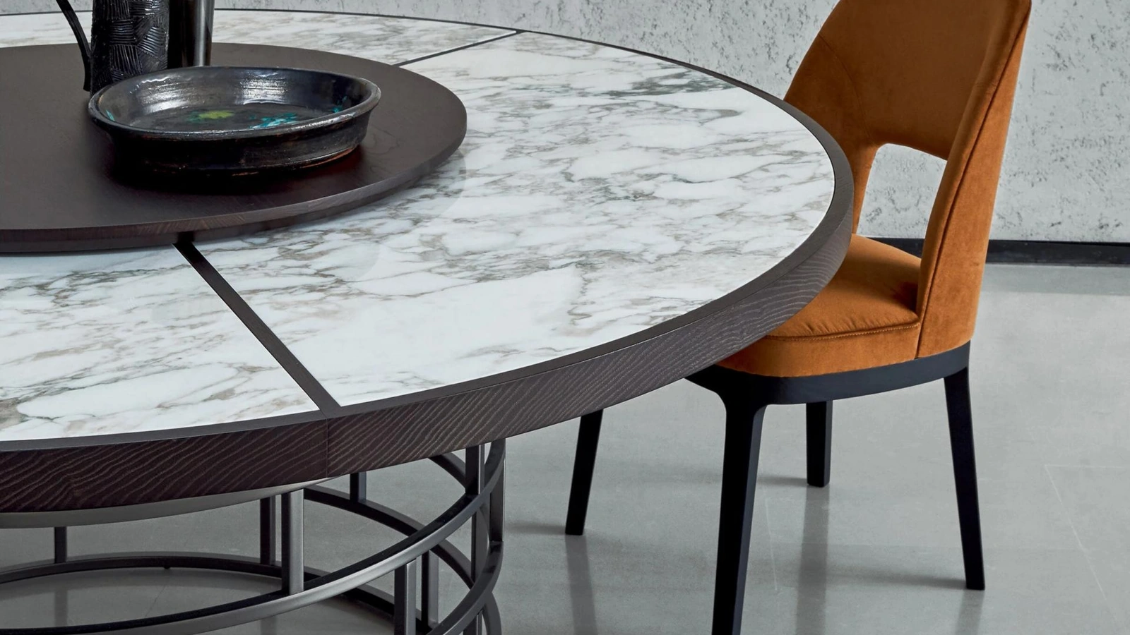 Tavolo rotondo con piano in marmo e legno Crown di Flexform