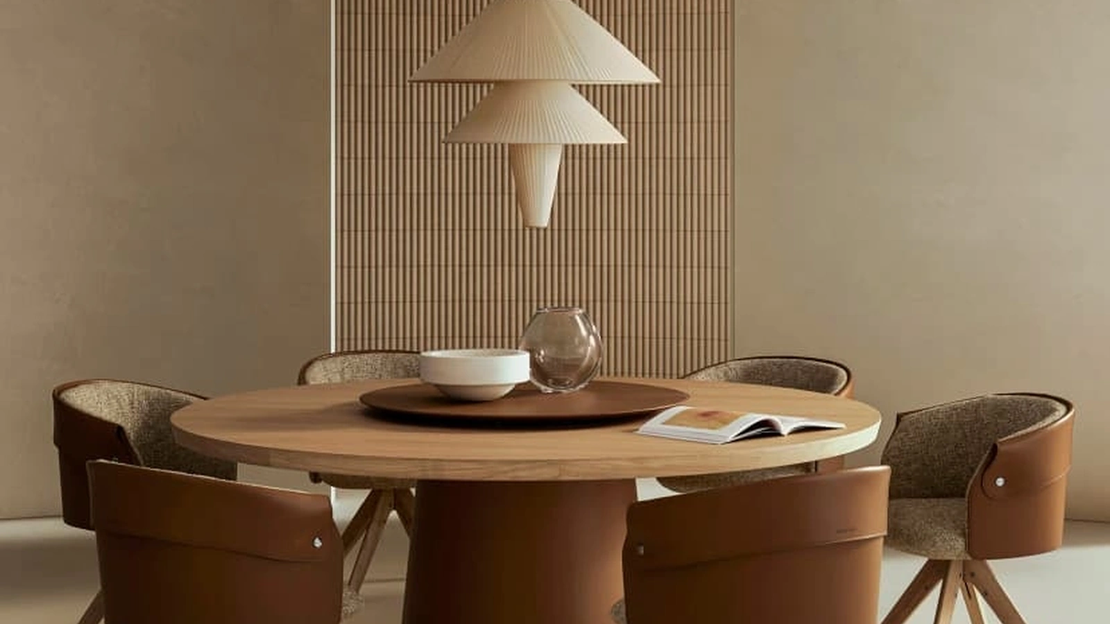 Tavolo con top in legno e base rivestita in cuoio Enn di Flexform