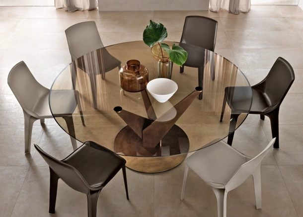 Tavolo rotondo Epsylon con top in vetro bronzo e base in metallo finitura ottone brunito di Fiam