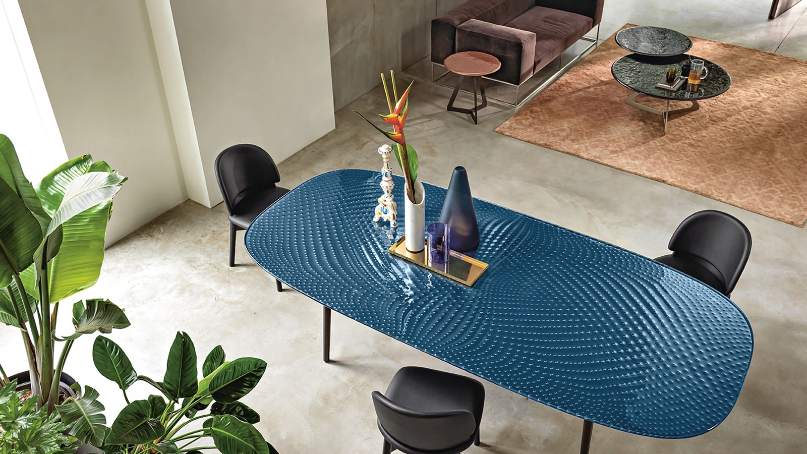 Tavolo Coral Beach con top in vetro temperato e base in metallo di Fiam