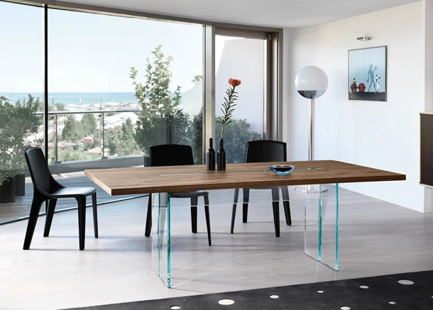 Tavolo LLT Wood con top in Rovere old e basi in vetro trasparente di Fiam
