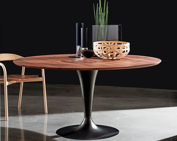 Tavolo Flûte Wood con piano rotondo in legno e base in metallo laccato di Sovet