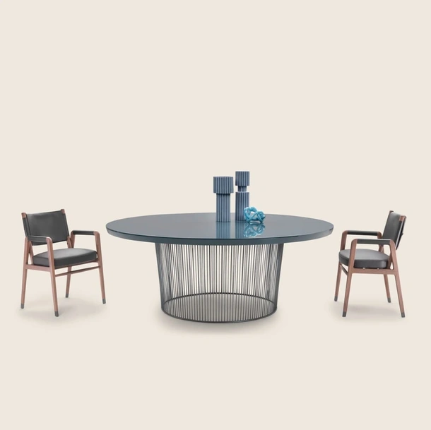 Tavolo rotondo con top laccato e base in metallo Berry di Flexform