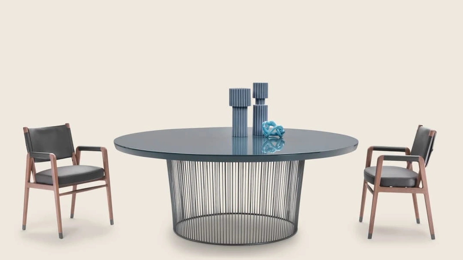 Tavolo rotondo con top laccato e base in metallo Berry di Flexform