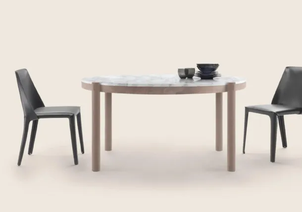 Tavolo rotondo Gustav in marmo bianco di Carrara e legno massello di Flexform