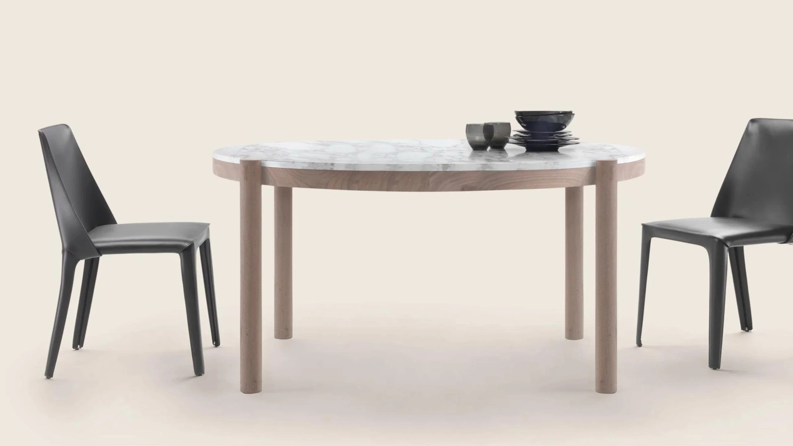Tavolo rotondo Gustav in marmo bianco di Carrara e legno massello di Flexform