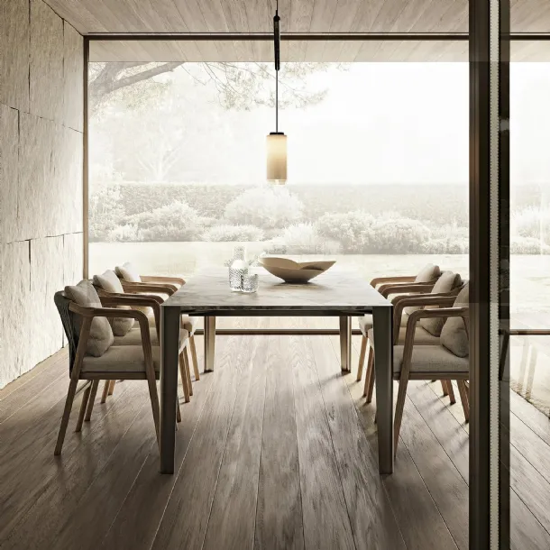 Tavolo Iseo con piano in marmo bianco di Carrara e struttura in metallo di Flexform