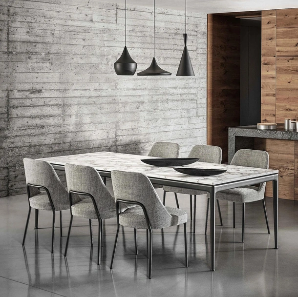 Tavolo con top in marmo bianco di Carrara e base in alluminio brunito Pico di Flexform