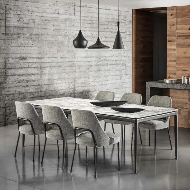 Tavolo con top in marmo bianco di Carrara e base in alluminio brunito Pico di Flexform