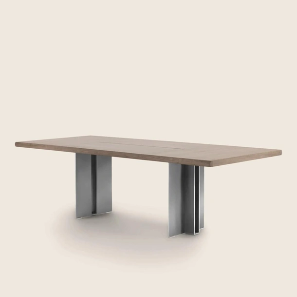 Tavolo Spello con piano in legno e base in metallo verniciato di FlexformTavolo Spello con piano in legno e base in metallo verniciato di Flexform